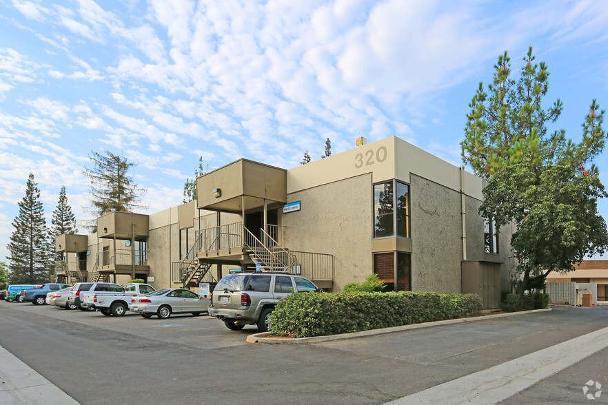 Primary Photo Of 320 W Bedford Ave, Fresno Flex For Lease