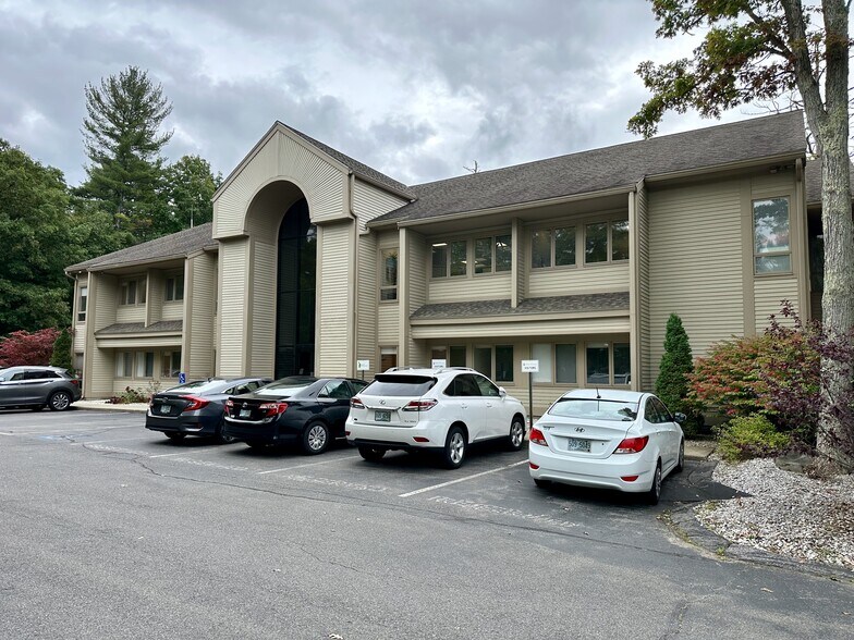 More Photos Of 103 Stiles Rd, Salem Medical For Lease