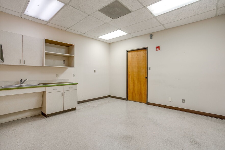 More Photos Of 4929 Northeast Pky, Fort Worth Distribution For Lease