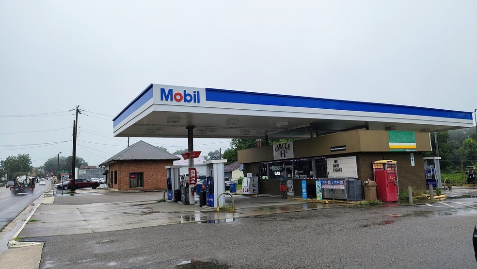 Primary Photo Of 401 Monroe St, Carthage Convenience Store For Sale