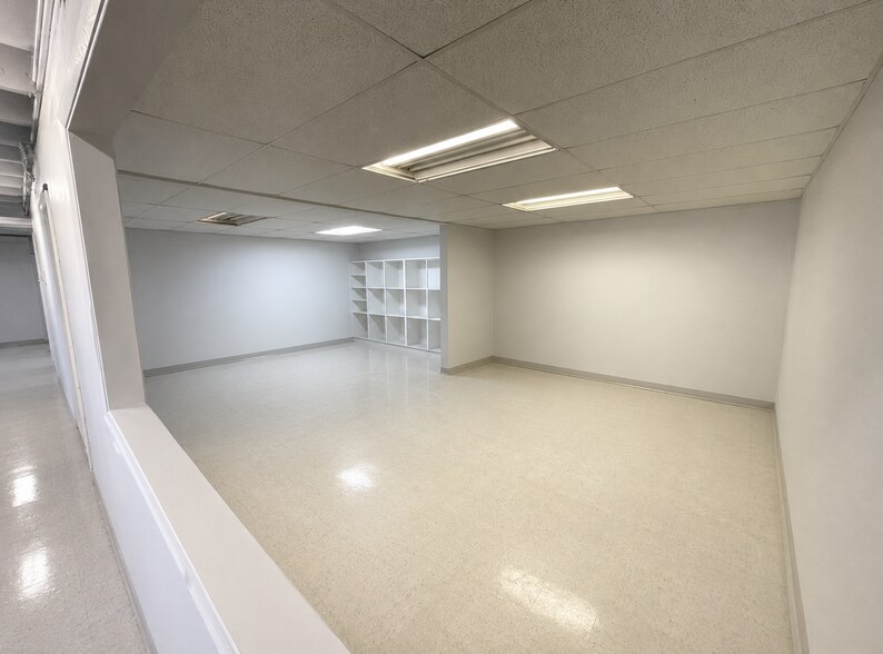 More Photos Of 12388 Starkey Rd, Largo Warehouse For Lease