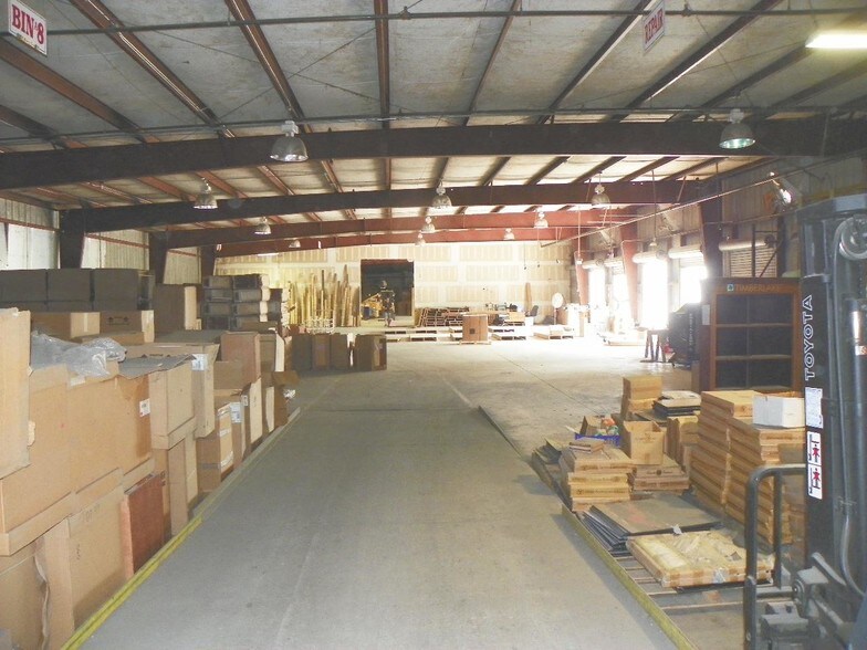More Photos Of 1107 N Thomas Ave, Leesburg Warehouse For Lease