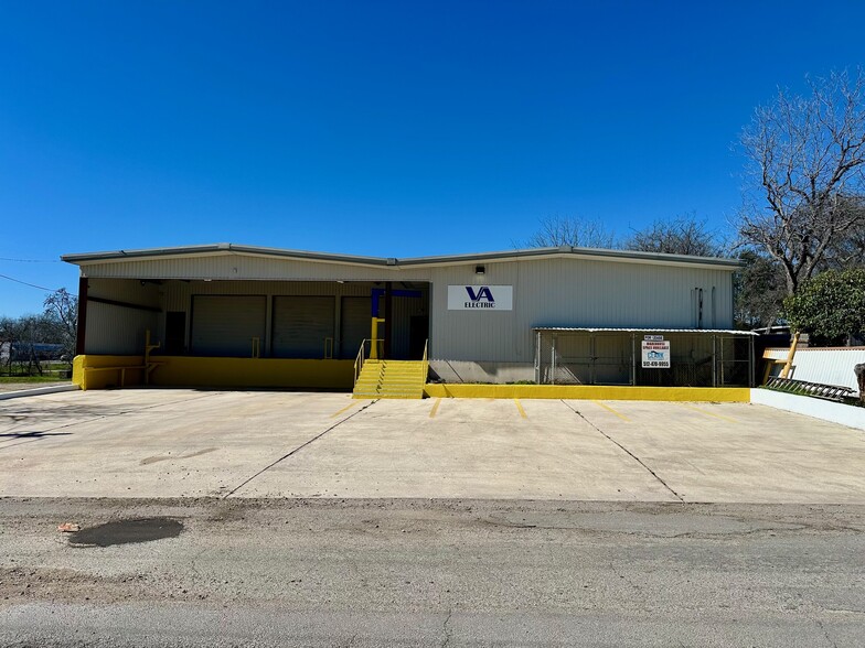 Primary Photo Of 210 Gravel St, Seguin Warehouse For Lease