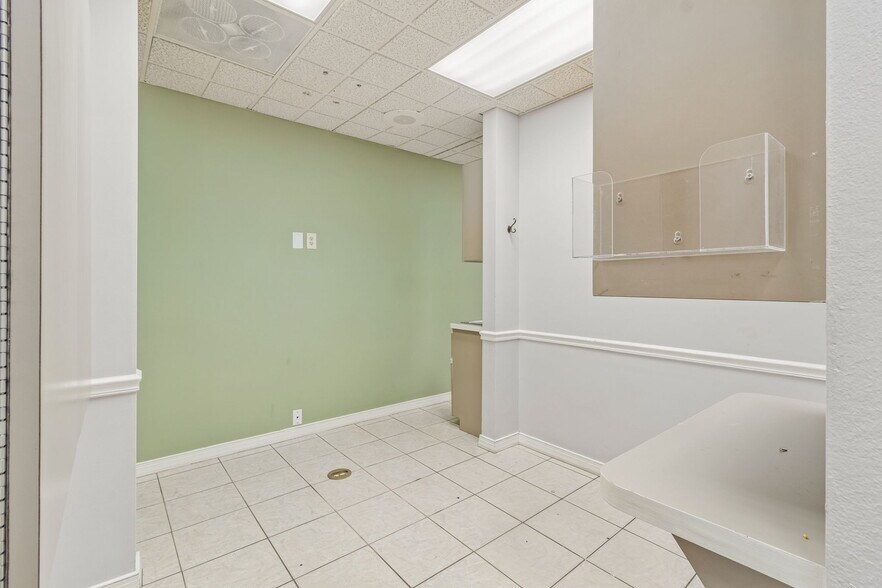 More Photos Of 8525-8549 Gunn Hwy, Odessa Unknown For Lease