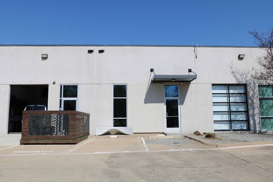 More Photos Of 1380 River Bend Dr, Dallas Office For Sale