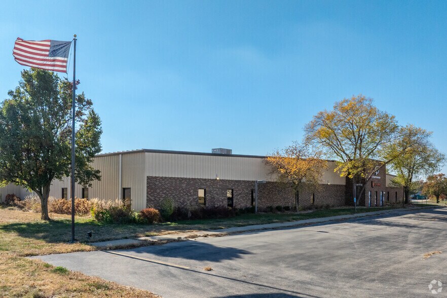 More Photos Of 1805 Riverway Dr, Pekin Distribution For Sale