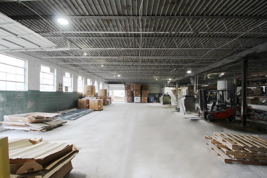 More Photos Of 104 Lee St, Lodi Manufacturing For Lease