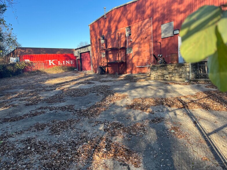 More Photos Of 334 N Clarendon Ave, Scottdale Warehouse For Lease