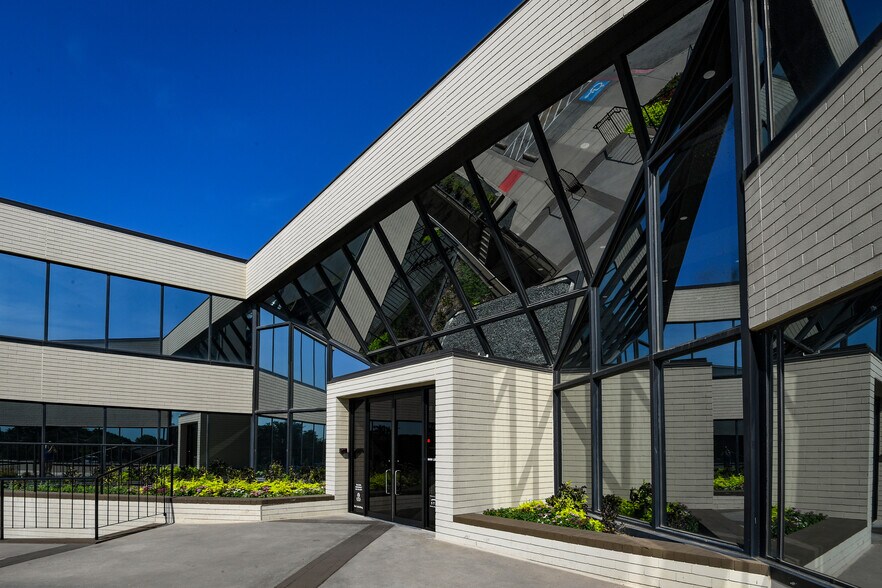 More Photos Of 6600 Lyndon B Johnson Fwy, Dallas Office For Lease