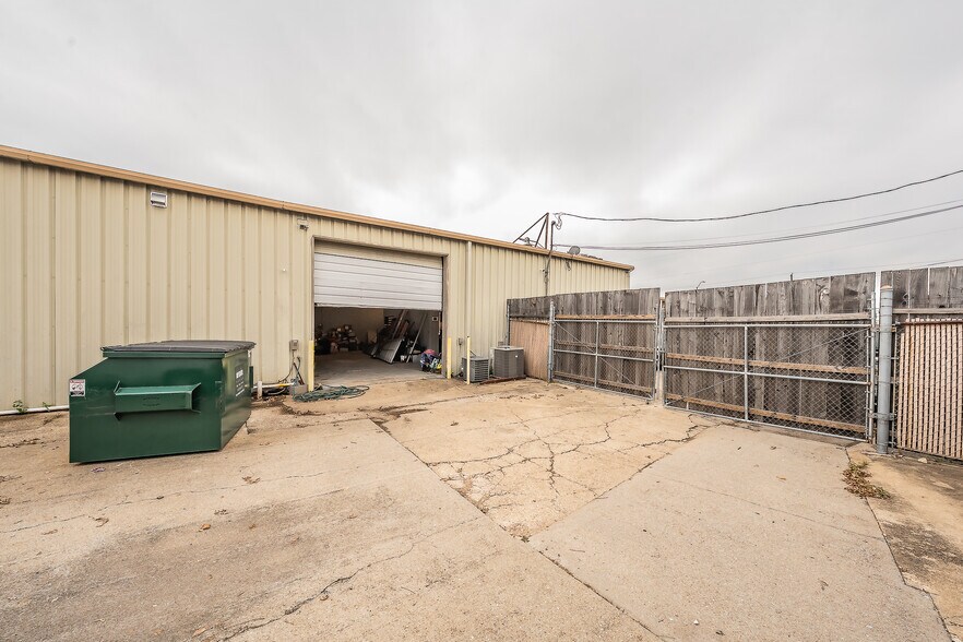 More Photos Of 424 S Bryan Belt Line Rd, Mesquite Flex For Sale