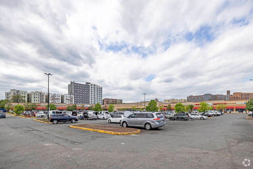 More Photos Of 961 E 174th St, Bronx Freestanding For Lease