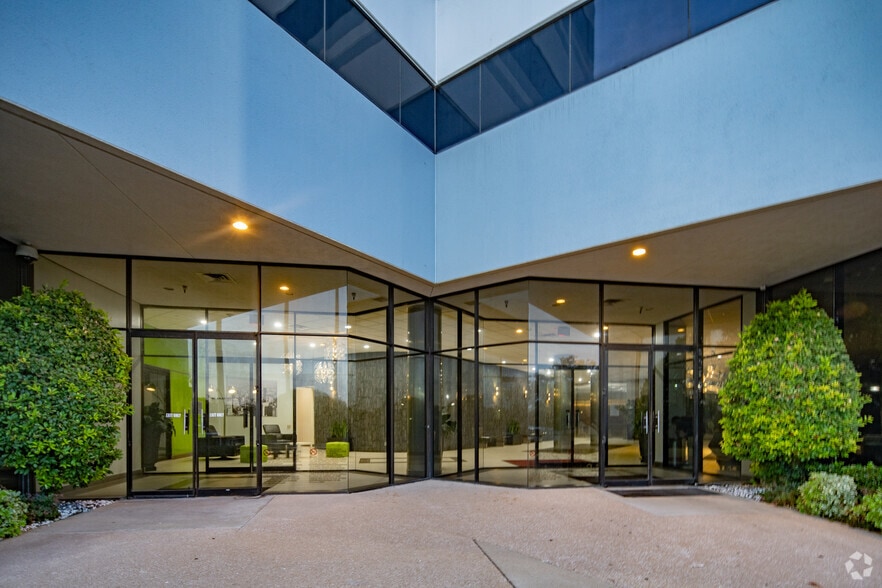 More Photos Of 2350 Valley View Ln, Dallas Loft Creative Space For Lease