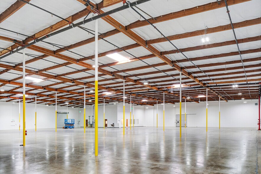 More Photos Of 25425 Rye Canyon Rd, Valencia Manufacturing For Lease