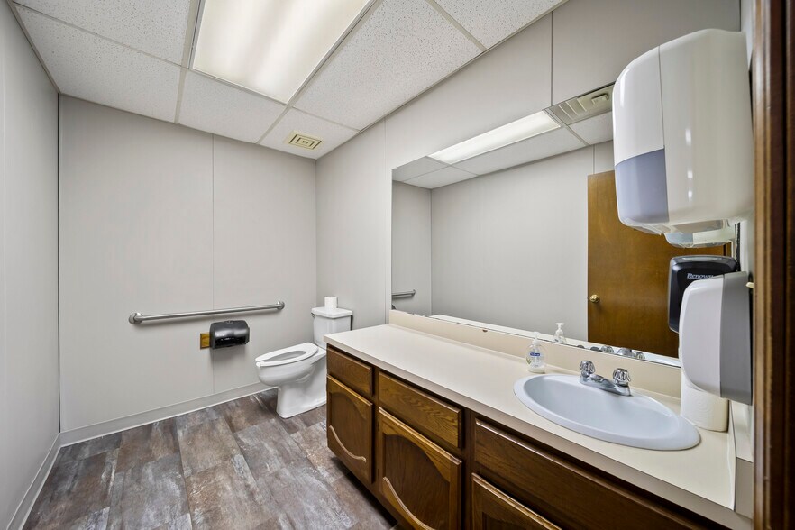 More Photos Of 1815 W Detroit St, Broken Arrow Service For Lease