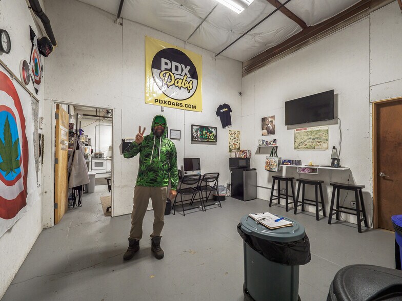 More Photos Of 630 SW Walnut St, Hillsboro Warehouse For Sale