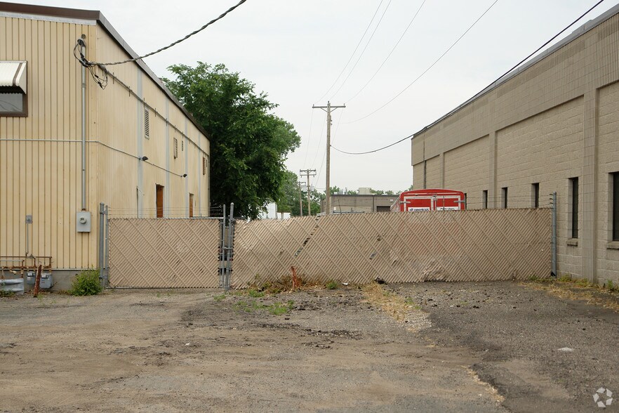 More Photos Of 2948 Rice St, Little Canada Warehouse For Lease