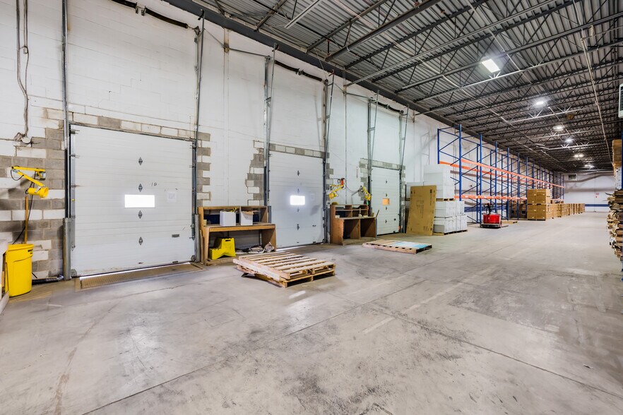 More Photos Of 9275 Boul Henri-Bourassa E, Montréal Light Distribution For Lease