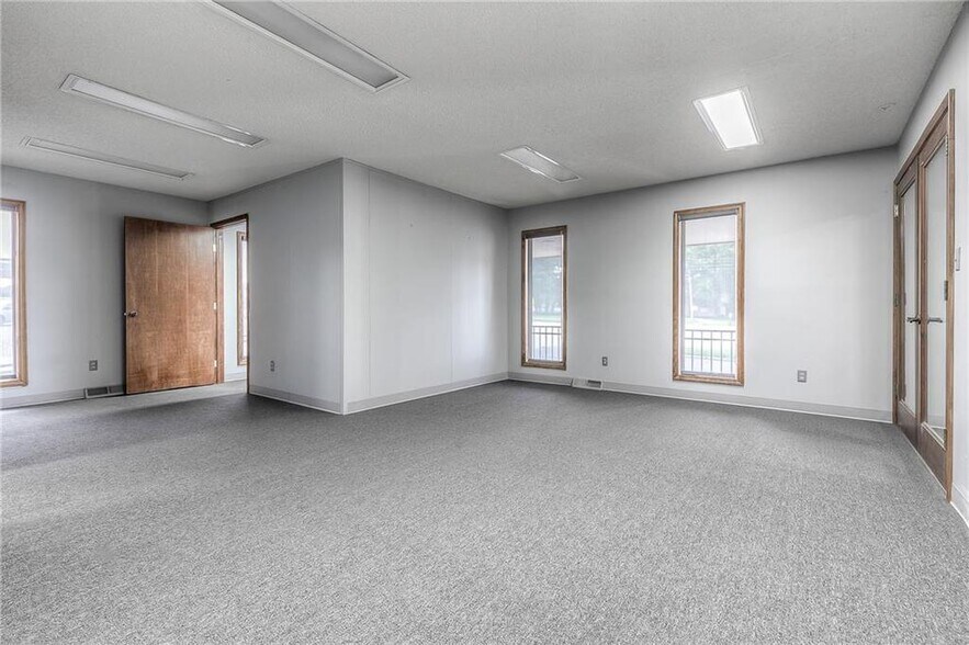 More Photos Of 4 W Monroe St, Buckner Office For Sale
