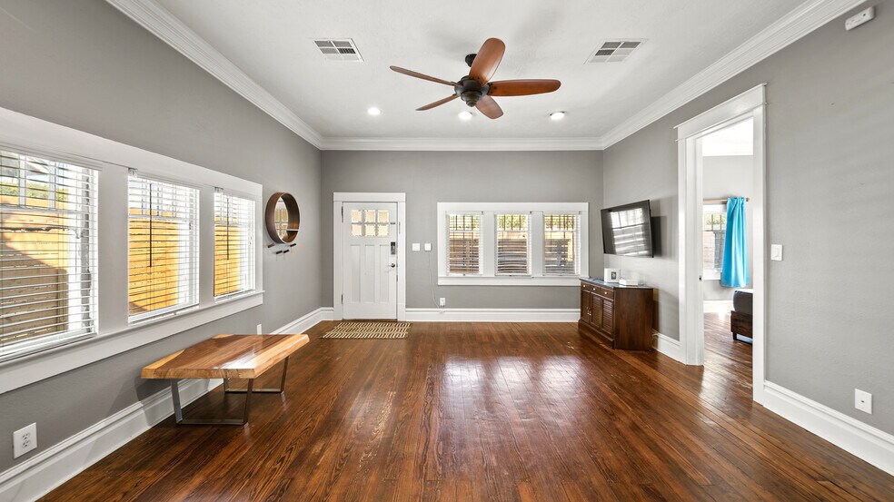 More Photos Of 6005 N Main St, Houston Office Residential For Sale