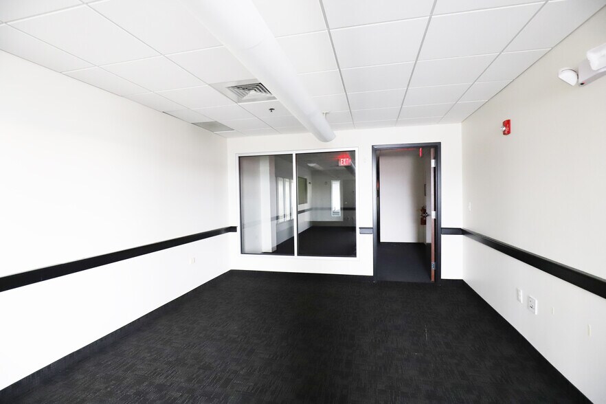 More Photos Of 1034 Pearl St, Brockton Warehouse For Lease