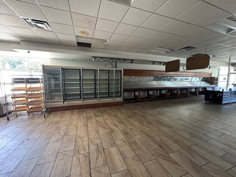 More Photos Of 174 Hamilton Rd, London Freestanding For Lease
