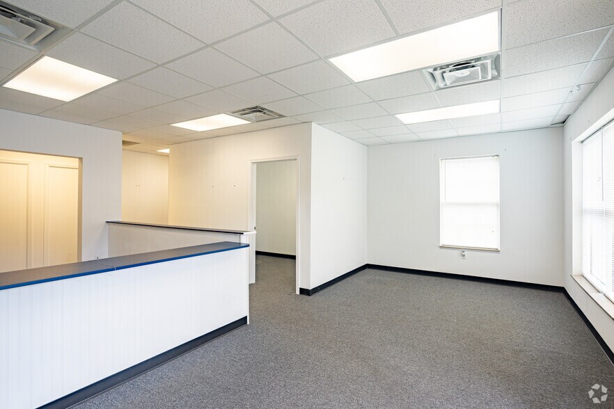 More Photos Of 1302 Lee St, West Point Freestanding For Lease