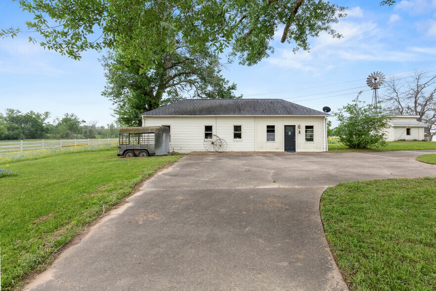 More Photos Of 53447 Highway 290, Hempstead Specialty For Sale