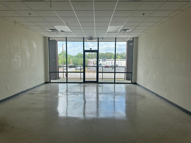 More Photos Of 5677 Buford Hwy NE, Doraville Storefront For Lease