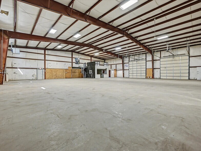More Photos Of 3517 Denver Dr, Denver Warehouse For Lease