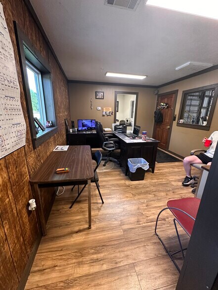 More Photos Of 5055 Edgefield Rd, Trenton Warehouse For Lease