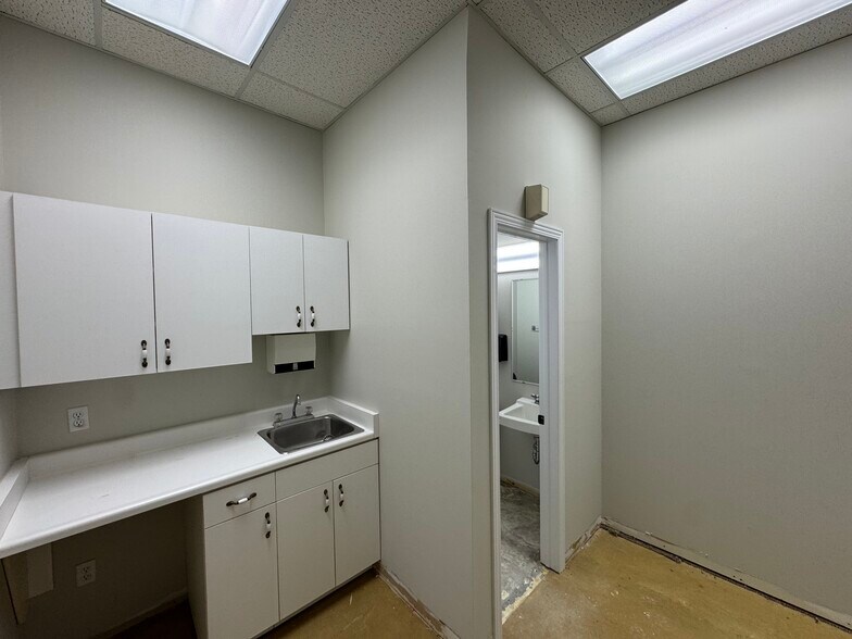 More Photos Of 295 Southgate Dr, Guelph Flex For Lease