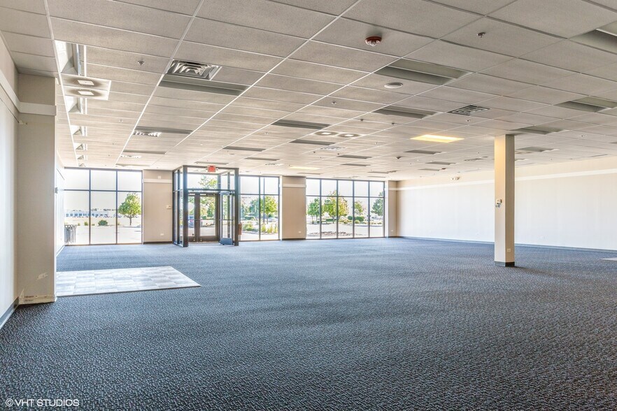 More Photos Of 1852-1866 Towne Centre Dr, North Aurora General Retail For Lease