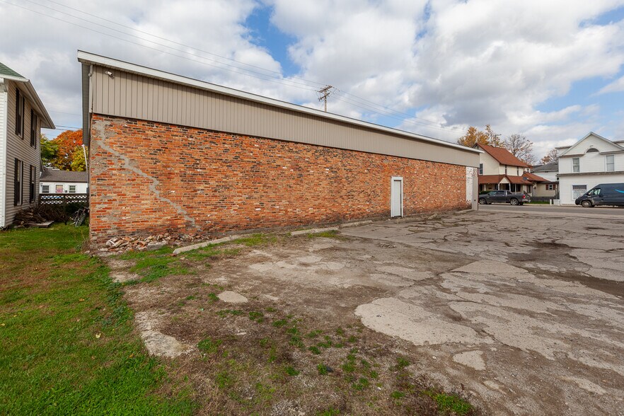 More Photos Of 127 North St, Morenci Showroom For Sale