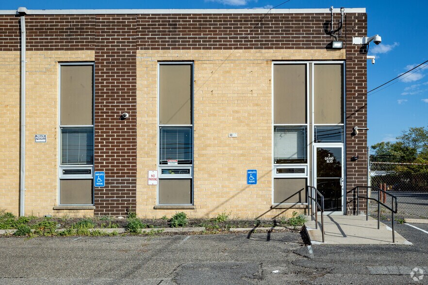 More Photos Of 7 Grand Blvd, Brentwood Warehouse For Lease
