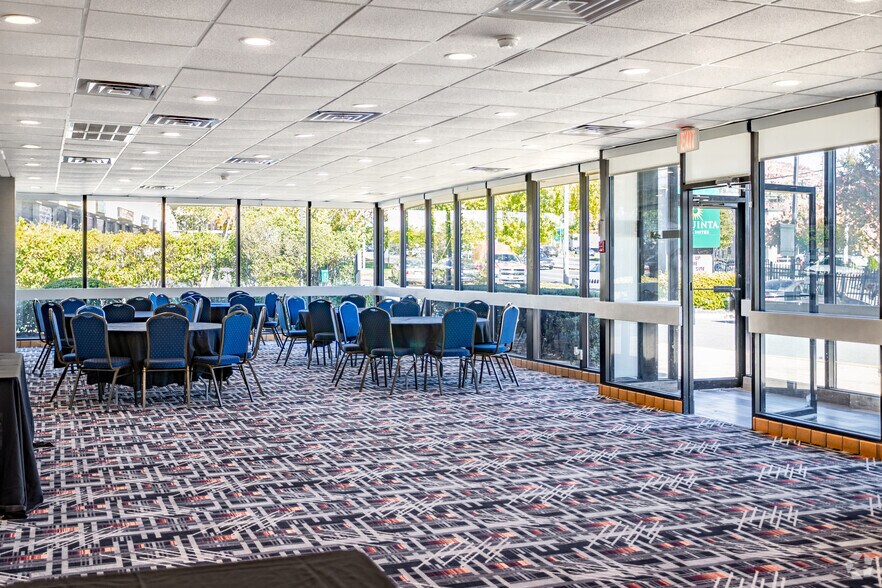 More Photos Of 55 Hampton Park Blvd, Capitol Heights Hotel For Sale