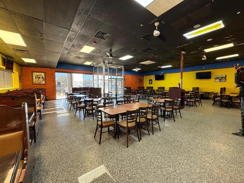 More Photos Of 1906-1908 N Frazier St, Conroe Health Club For Lease