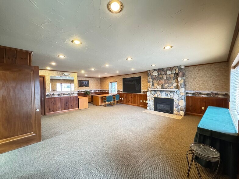 More Photos Of 804 Lincoln St, Rhinelander Office For Sale