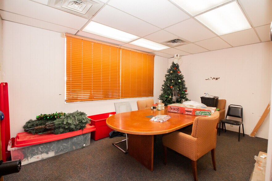 More Photos Of 21-69 S Main St, Leicester Service For Sale