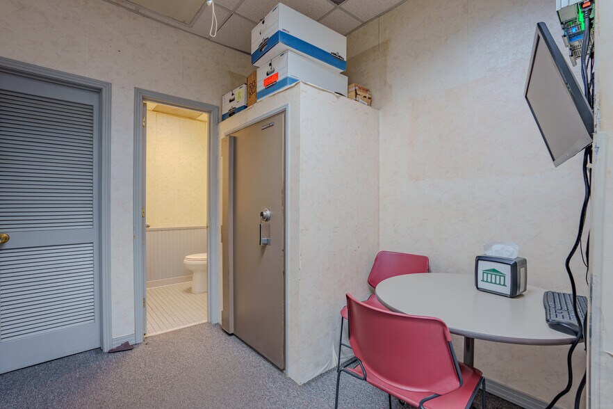 More Photos Of 305 4th Ave SW, Red Bay Bank For Sale