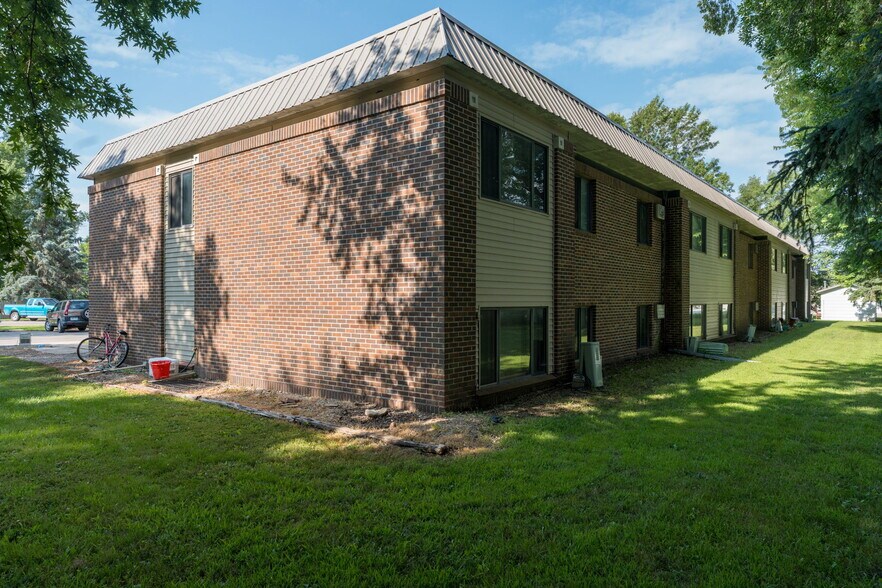 More Photos Of 3200 S Maple Ave, Slayton Apartments For Sale