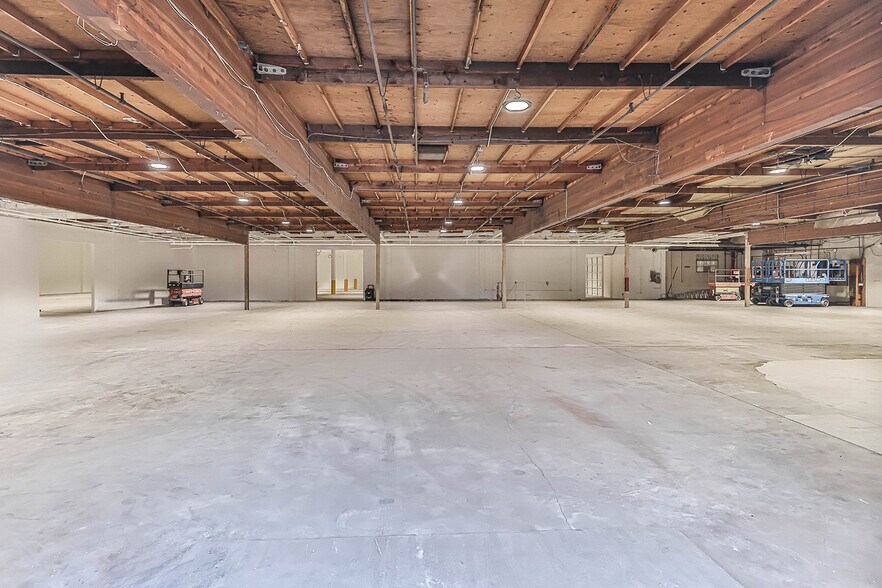 More Photos Of 7428 Bellaire Ave, North Hollywood Warehouse For Lease