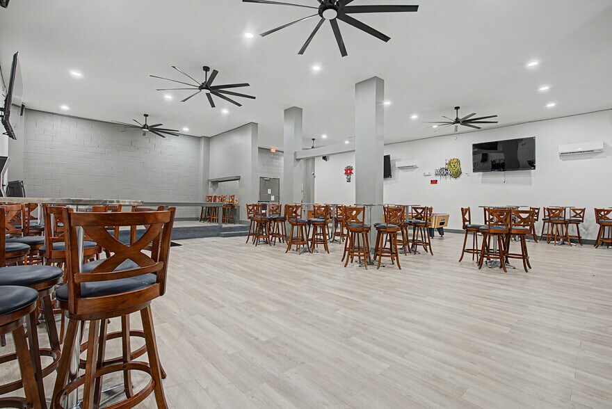 More Photos Of 102 W 4th St, Hearne Storefront For Sale