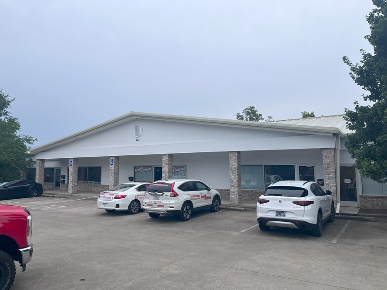 More Photos Of 246 Rockland Rd, Hendersonville Flex For Lease