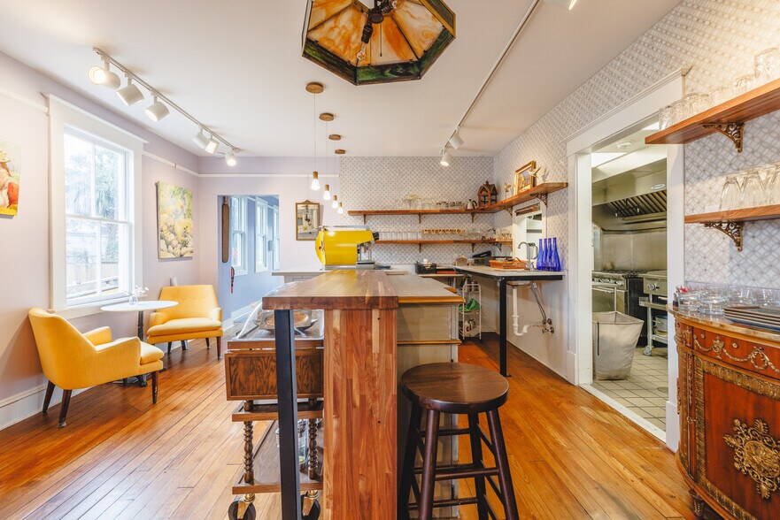 More Photos Of 9 W 43rd St, Savannah Office For Lease