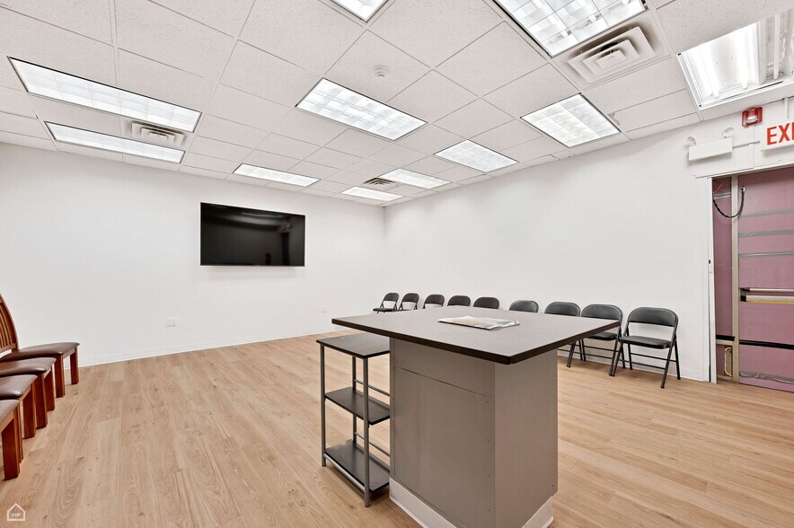 More Photos Of 837 Mannheim Rd, Bellwood Showroom For Lease