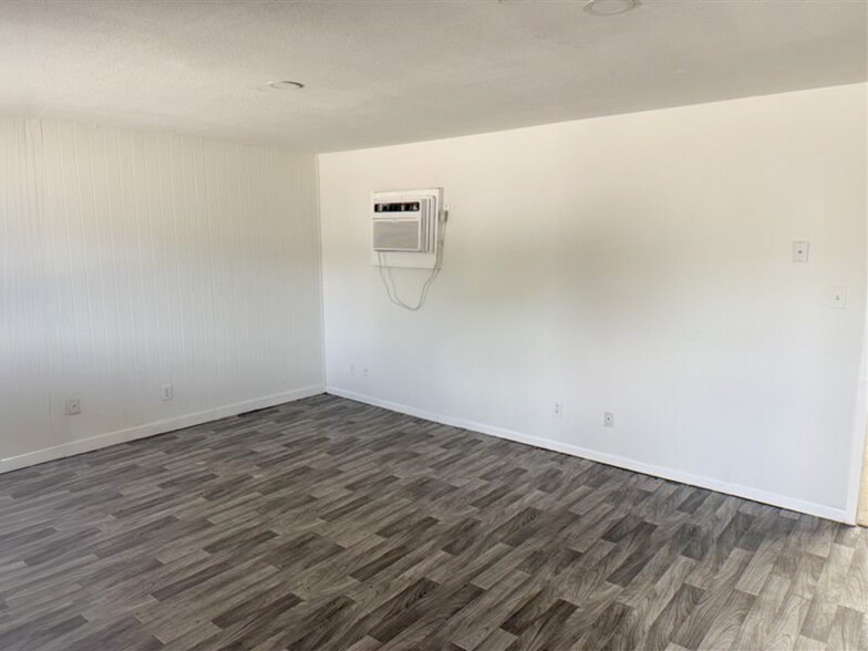 More Photos Of 255 Interstate Dr, Buda Warehouse For Sale