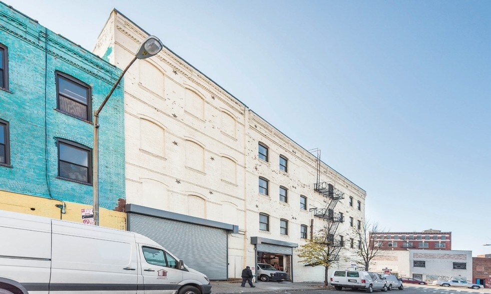 More Photos Of 270-276 Rider Ave, Bronx Showroom For Lease