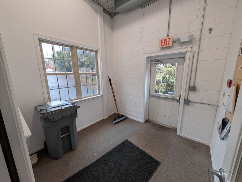 More Photos Of 113 E Chestnut St, Souderton Self Storage For Lease