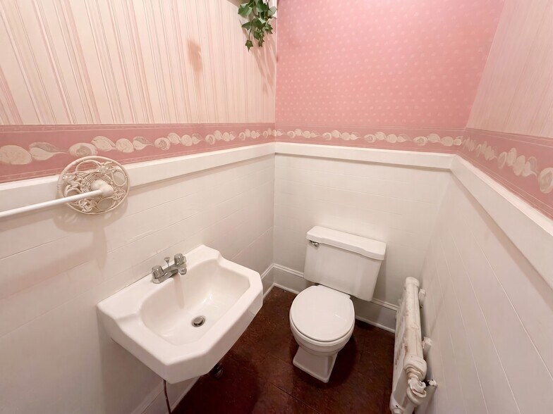 More Photos Of 41 W Main St, Fawn Grove Flex For Sale