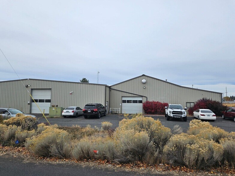 More Photos Of 1001 SW 1st St, Redmond Warehouse For Sale